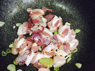 5、下饭首选—私家秘制红烧肉,炒出香味后倒入切好的猪肉，加料酒、盐继续翻炒。