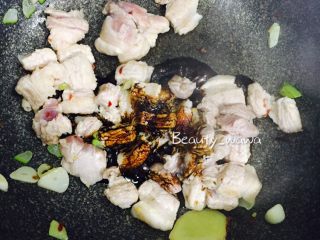 7、下饭首选—私家秘制红烧肉,加入生抽、老抽继续翻炒上色