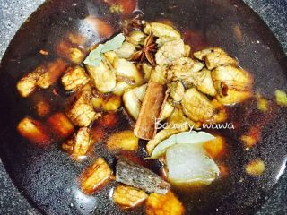 9、下饭首选—私家秘制红烧肉,往锅中加水至没过肉身（水不要太少，以防煮干，按图示分量即可）