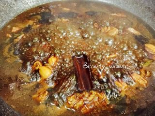 11、下饭首选—私家秘制红烧肉,转中火继续炖煮一会儿，期间用勺子翻拌几下，让味道更均匀。