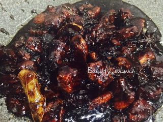 15、下饭首选—私家秘制红烧肉,咕嘟至汤汁减少，如图所示，改用勺子翻炒，收汁。