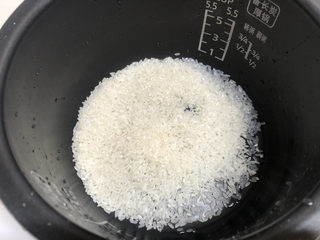 1、三文鱼寿司,准备一杯米饭