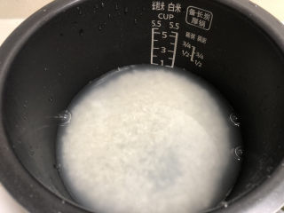 2、三文鱼寿司,加水煮饭，一般寿司米饭会偏硬一些，水就按正常量的90%加