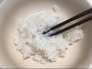 3、三文鱼寿司,盛出米饭，稍微放凉一会，加入寿司醋