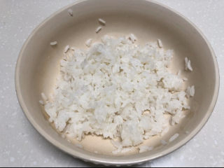 4、三文鱼寿司,边搅拌边尝下味道，直至口感满意为止