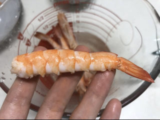 6、三文鱼寿司,煮好剥去虾壳，抽出牙签