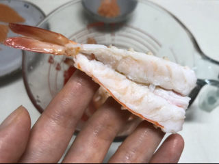 7、三文鱼寿司,从肚子那边对半切开，不要切断