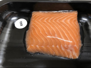 8、三文鱼寿司,三文鱼就比较简单了，买一盒三文鱼