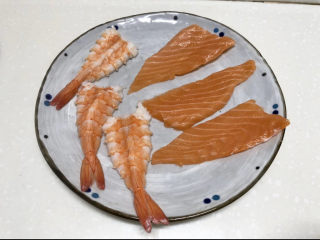 9、三文鱼寿司,斜刀切成薄片，然后45度角一切为二，也就是一头宽，一头尖尖的形状