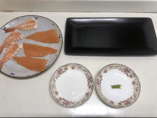 10、三文鱼寿司,再准备一些寿司醋、一丢丢芥末