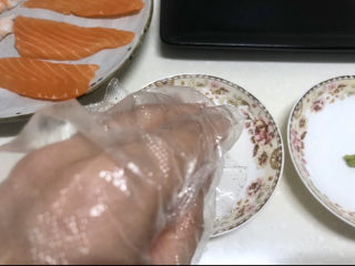 11、三文鱼寿司,带上手套，先沾一点寿司醋，这样可以防粘