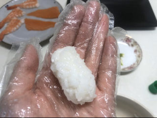 12、三文鱼寿司,取大小合适的一坨米饭，捏紧称这样的形状