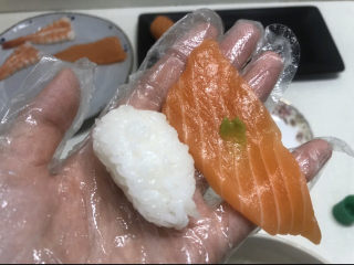 13、三文鱼寿司,三文鱼上沾一点芥末，盖在寿司上