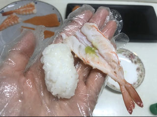 14、三文鱼寿司,虾肉上也沾一点芥末，做法是一样的