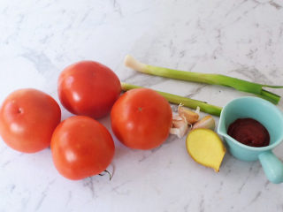 1、番茄火锅,准备好材料