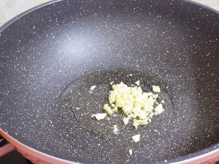 3、番茄火锅,锅中倒入适量的食用油烧热后放入蒜末爆香