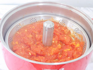 7、番茄火锅,将番茄全部倒入智能升降火锅中