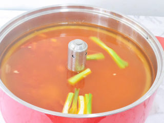 9、番茄火锅,加入姜片和葱段