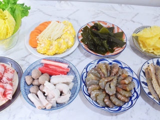 13、番茄火锅,利用汤底在炖煮的时候，准备好要涮锅用的食材，主菜有肥牛卷、海鲜丸子、虾和濑尿虾，配菜有炸腐竹、金针菇、玉米、胡萝卜、海带、生菜、白菜