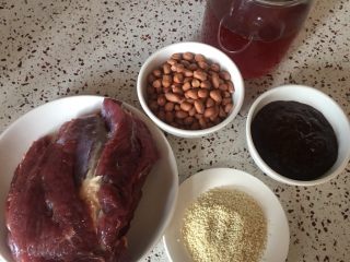 1、#食二星座#花生牛肉酱,准备好食材