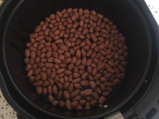 2、#食二星座#花生牛肉酱,花生用空气炸锅炸熟，也可以用油炸