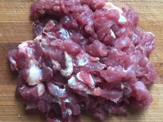 3、#食二星座#花生牛肉酱,牛肉切小粒