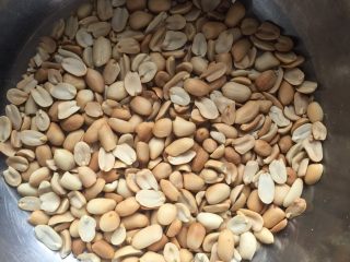 4、#食二星座#花生牛肉酱,花生烤熟后放凉，去皮