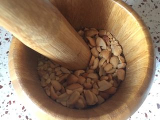 5、#食二星座#花生牛肉酱,用捣蒜器捣碎，不用太碎，留点半粒的嚼起来很香