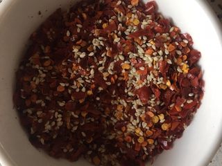 6、#食二星座#花生牛肉酱,辣椒面和白芝麻混合