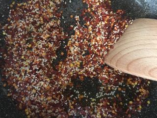 7、#食二星座#花生牛肉酱,锅中放入少许红麻油和食用油，比例安自己喜好来，小火炒香