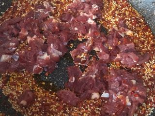 8、#食二星座#花生牛肉酱,加入牛肉粒，炒熟