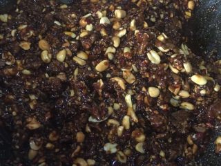 11、#食二星座#花生牛肉酱,炒匀即可