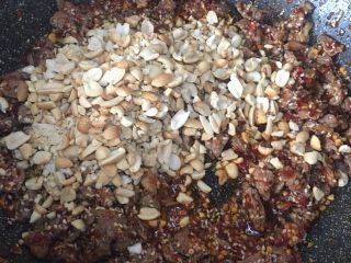 9、#食二星座#花生牛肉酱,加入花生米