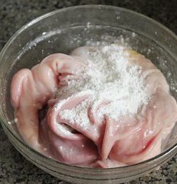 1、胡椒猪肚包鸡,先洗猪肚：用自来水冲洗外面，然后把猪肚翻过来洗里面，洗里面的时候是把猪肚放在盆里（不要放水），加面粉三勺，用两只手猛抓猪肚，抓呀抓，然后用水冲干净，反复两三次。
