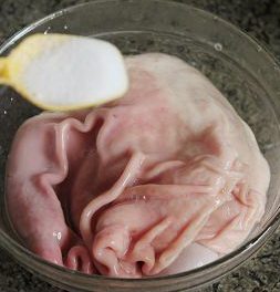 2、胡椒猪肚包鸡,再加入盐三小勺，还是用两只手猛抓猪肚，抓呀抓，然后用自来水冲干净，反复这样的程序2－3次。