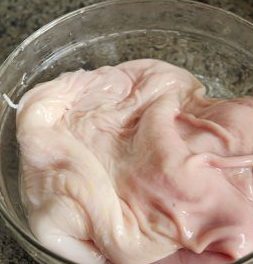 3、胡椒猪肚包鸡,加入些白醋，用两只手猛抓猪肚，抓呀抓，然后用自来水冲干净，直到水很清澈，猪肚很干净ok，再翻回来。