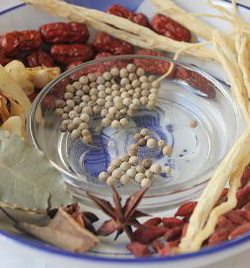 6、胡椒猪肚包鸡,准备好所有配料。