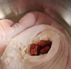 8、胡椒猪肚包鸡,把红枣十粒，适量枸杞子，和胡椒塞进猪肚。