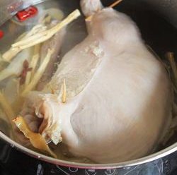 12、胡椒猪肚包鸡,直到猪肚膨胀，浮沫没有，捞出，倒去原来的水，再重新加入末过猪肚面的水，放入其他的配料，大火烧开，再倒入瓦煲小火煲1.5小时。中间到20分钟的时候把香叶捞出，香叶久煮有苦涩味。