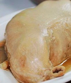 13、胡椒猪肚包鸡,先喝汤，将煮好的猪肚鸡捞出放凉了，再将肚和鸡切成平时食用的块状。在汤中加入盐调味，放入切好的猪肚和鸡肉，慢火煲5分钟即可上桌食用了。然后像打火锅一样加入杂菜或者其他自己喜欢的肉类！