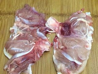 3、鸡肉卷,另一个用同样的方法去骨，然后切开