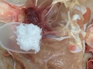 5、鸡肉卷,鸡腿肉内侧洒上盐