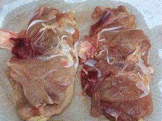 6、鸡肉卷,用手将盐抹匀