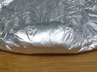 9、鸡肉卷,然后在将锡纸卷好两头捏紧