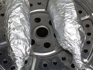 11、鸡肉卷,锅里倒入适量的水烧开，将做好的鸡腿卷放入，大火蒸十五分钟