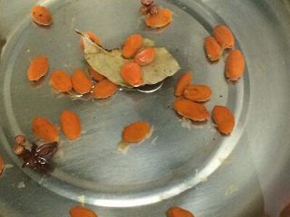 13、鸡肉卷,汤锅里加入水和调料煮开二三分钟左右，放凉制成汤汁