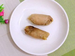 14、鸡肉卷,将鸡腿卷的锡纸撕掉