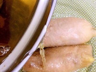 15、鸡肉卷,放入晾凉的汁中浸泡，盖上保鲜膜，放入冰箱冷藏一夜