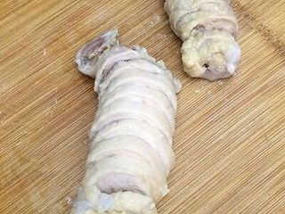 17、鸡肉卷,用刀切成片