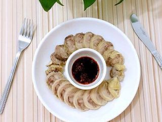 18、鸡肉卷,调一点醮料汁：生抽和辣椒油，也可以放点蒜蓉醮着吃